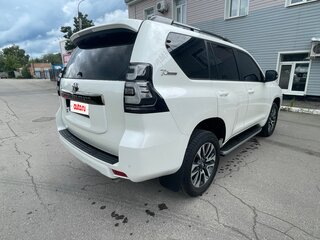 2022 Toyota Land Cruiser Prado 150 Series Рестайлинг 3, белый, 7970000 рублей, вид 3