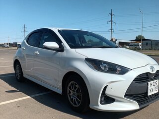 2021 Toyota Yaris IV, белый, 1252000 рублей, вид 2
