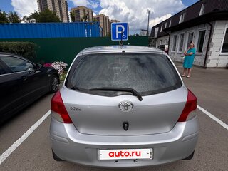 2010 Toyota Vitz II (XP90), серебристый, 530000 рублей, вид 2