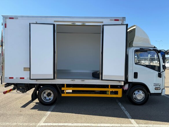 2026 Isuzu Elf (N-series), белый, 4800000 рублей - вид 12