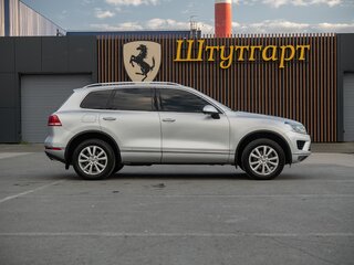 2015 Volkswagen Touareg II Рестайлинг, серебристый, 3400000 рублей, вид 4