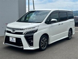 2021 Toyota Voxy III (R80) Рестайлинг, белый, 2100000 рублей, вид 2