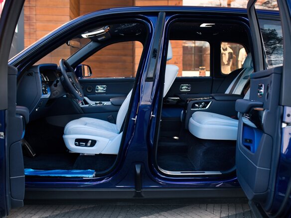 2024 Rolls-Royce Cullinan Black Badge I (Series I), синий, 79000000 рублей - вид 18