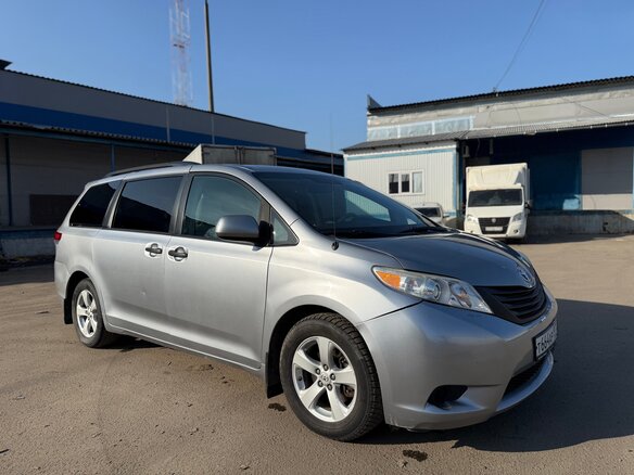 2012 Toyota Sienna III, серый, 1999999 рублей - вид 3