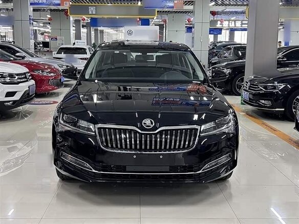 2025 Skoda Superb III Рестайлинг, чёрный - вид 2