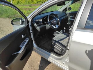 2013 Kia Rio 5-speed III, серебристый, 800000 рублей, вид 4