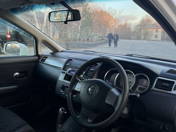 2010 Nissan Tiida I Рестайлинг, белый, 570000 рублей - вид 4