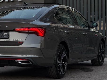 2023 Skoda Octavia IV (A8), серый, 2270000 рублей, вид 4