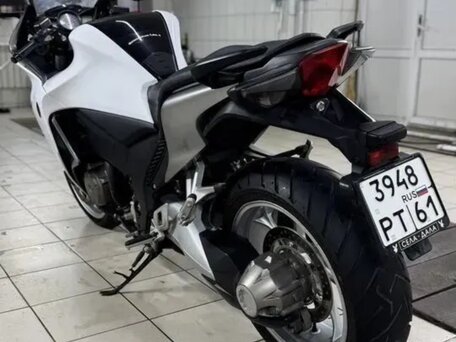 2010 Honda VFR 1200, белый, 730000 рублей, вид 4
