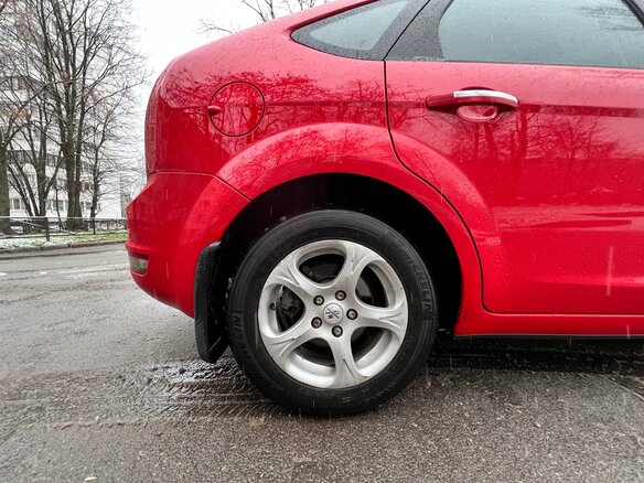 2011 Ford Focus II Рестайлинг, красный, 857000 рублей - вид 12