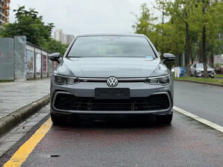 2023 Volkswagen Golf VIII, серый, 1890000 рублей, вид 2