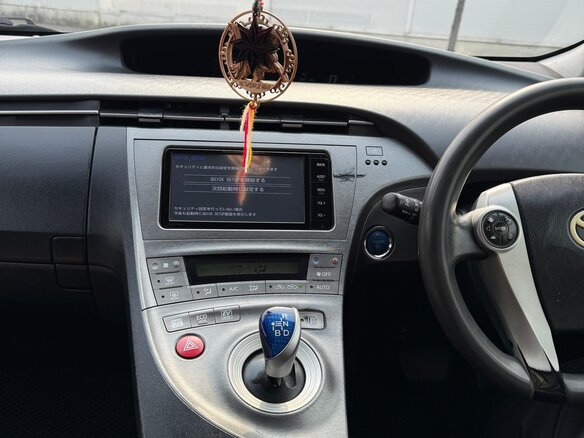 2014 Toyota Prius III Рестайлинг (XW30), серебристый, 1100000 рублей - вид 14