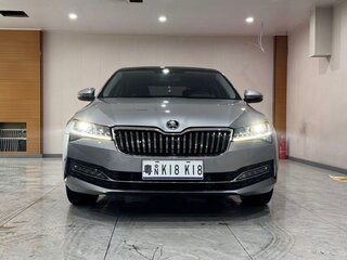 2023 Skoda Superb III Рестайлинг, серебристый, 2050000 рублей, вид 2