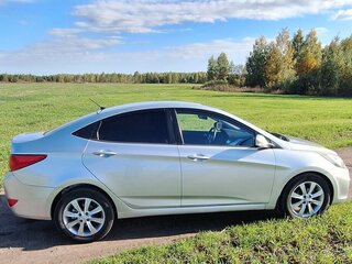 2012 Hyundai Solaris I, серебристый, 900000 рублей, вид 4