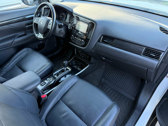 2017 Mitsubishi Outlander III Рестайлинг 2, белый, 1790000 рублей - вид 8