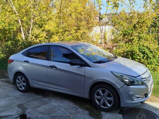 2015 Hyundai Solaris I Рестайлинг, серебристый, 620000 рублей, вид 4
