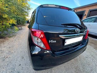 2012 Toyota Vitz III (XP130), чёрный, 700000 рублей, вид 3