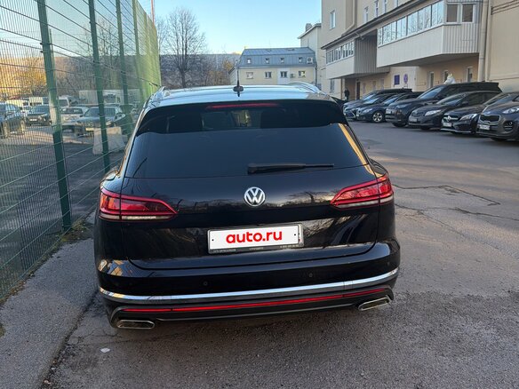 2018 Volkswagen Touareg III, чёрный, 4050000 рублей - вид 2