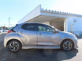 2023 Toyota Yaris IV, серый, 1024000 рублей, вид 3