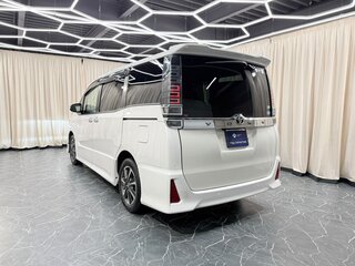 2019 Toyota Voxy III (R80) Рестайлинг, белый, 3049900 рублей, вид 4