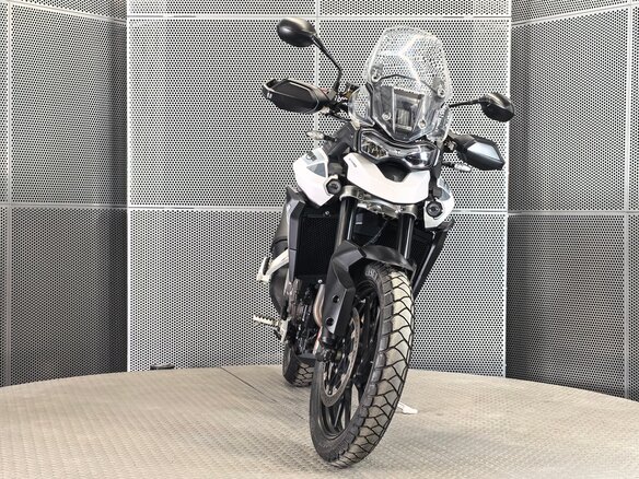 2022 Triumph Tiger 900, белый, 1099000 рублей - вид 2
