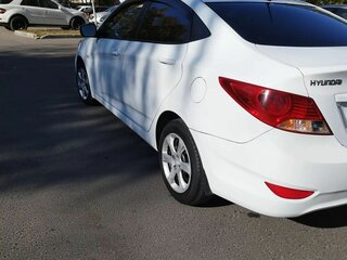 2013 Hyundai Solaris I, белый, 650000 рублей, вид 5
