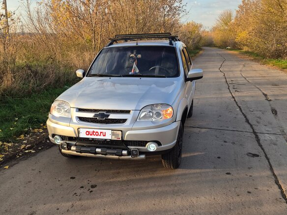 2013 Chevrolet Niva I Рестайлинг, серебристый, 630000 рублей - вид 1