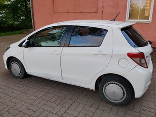 2011 Toyota Vitz III (XP130), белый, 350000 рублей, вид 4