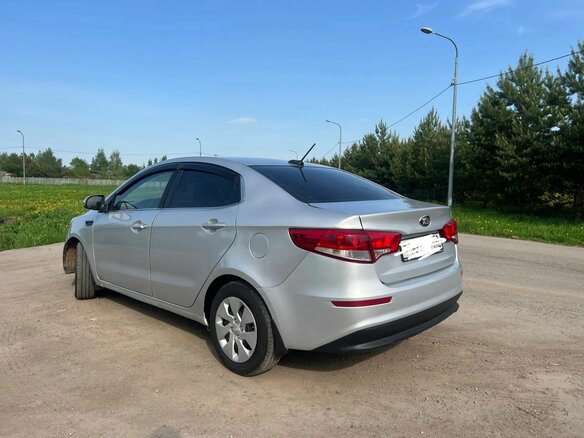2017 Kia Rio III Рестайлинг, серебристый, 560000 рублей - вид 4