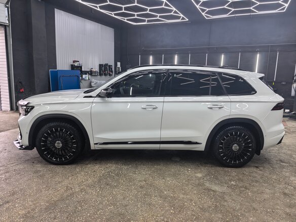 2024 Geely Monjaro (Xingyue L) I Рестайлинг (China Market), белый, 3700000 рублей - вид 3