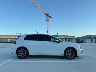 2023 Volkswagen Golf VIII, белый, 1875000 рублей, вид 4
