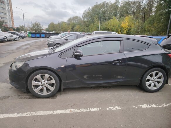2013 Opel Astra GTC J Рестайлинг, чёрный, 680000 рублей - вид 2