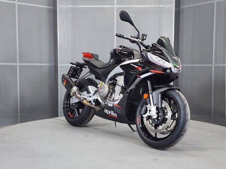 2022 Aprilia Tuono 660, чёрный, 1029000 рублей, вид 2