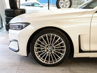 2021 BMW 7 серии 740d xDrive VI (G11/G12) Рестайлинг, белый, 7800000 рублей, вид 4