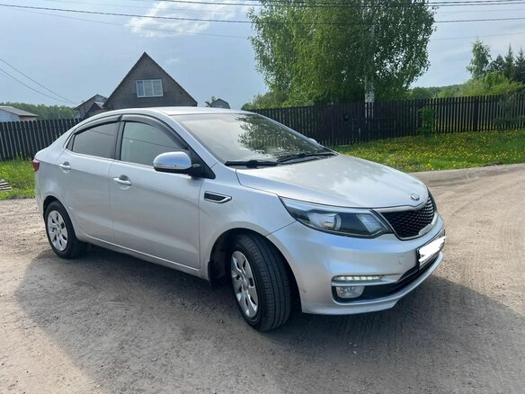 2017 Kia Rio III Рестайлинг, серебристый, 560000 рублей - вид 2
