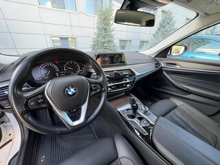 2017 BMW 5 серии 530i xDrive VII (G30/G31/G38), белый, 8000000 рублей, вид 4