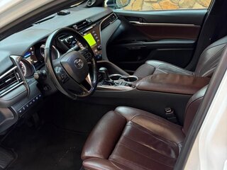 2018 Toyota Camry VIII (XV70), белый, 2600000 рублей, вид 3