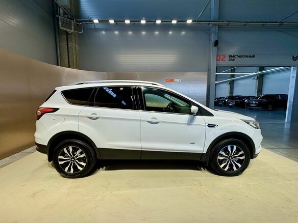 2017 Ford Kuga II Рестайлинг, белый, 1630000 рублей - вид 4