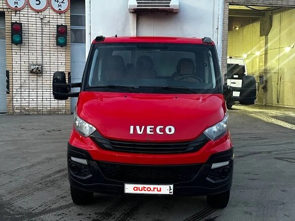2017 Iveco Daily, красный, 1875000 рублей - вид 1