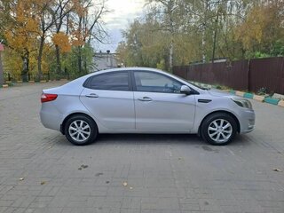 2013 Kia Rio 4-speed III, серебристый, 650000 рублей, вид 4