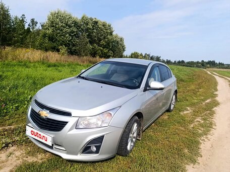 2013 Chevrolet Cruze I Рестайлинг, серебристый, 700000 рублей, вид 1