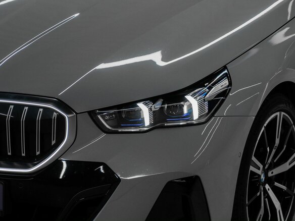 2024 BMW 5 серии 530i xDrive VIII (G60/G61/G68), серый, 8300000 рублей - вид 2
