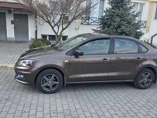 2015 Volkswagen Polo V Рестайлинг, коричневый, 900000 рублей, вид 4