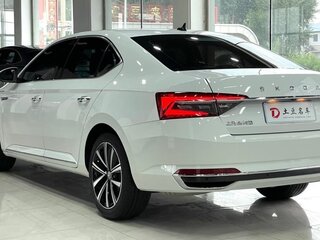 2023 Skoda Superb III Рестайлинг, белый, 2250000 рублей, вид 4