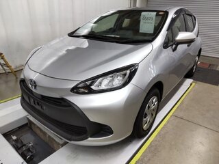 2023 Toyota Aqua II, серебристый, 1045000 рублей, вид 1