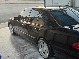 2001 Mercedes-Benz E-Класс 430 II (W210, S210) Рестайлинг, чёрный, 700000 рублей, вид 3