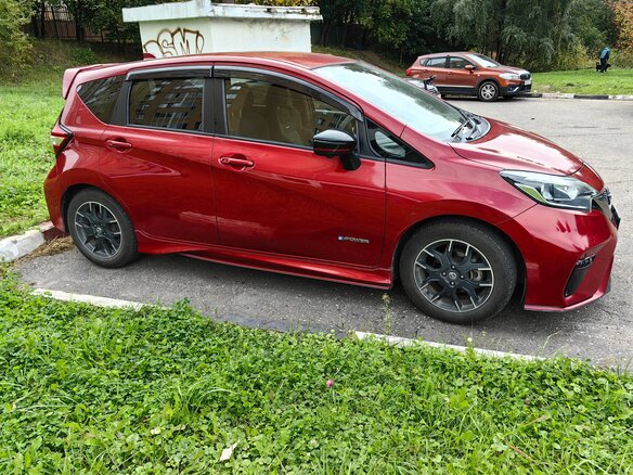 2017 Nissan Note e-Power II Рестайлинг, пурпурный, 1570000 рублей - вид 5
