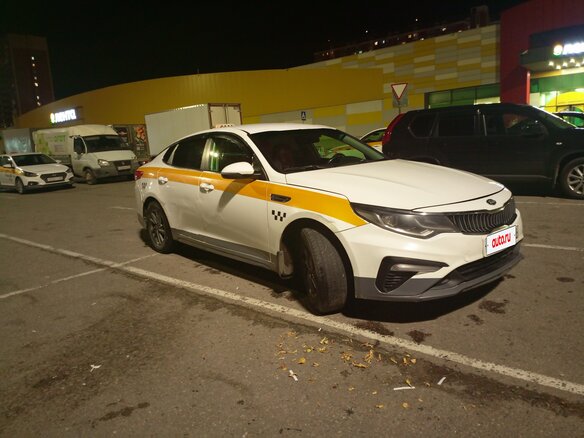 2019 Kia Optima IV Рестайлинг, белый, 850000 рублей - вид 2