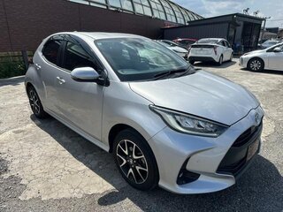 2023 Toyota Yaris IV, серебристый, 1065000 рублей, вид 3