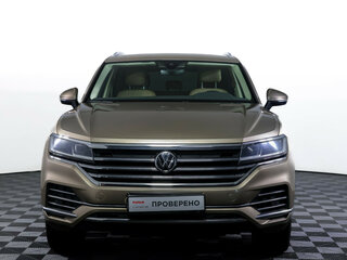 2018 Volkswagen Touareg III, бежевый, 3679000 рублей, вид 2